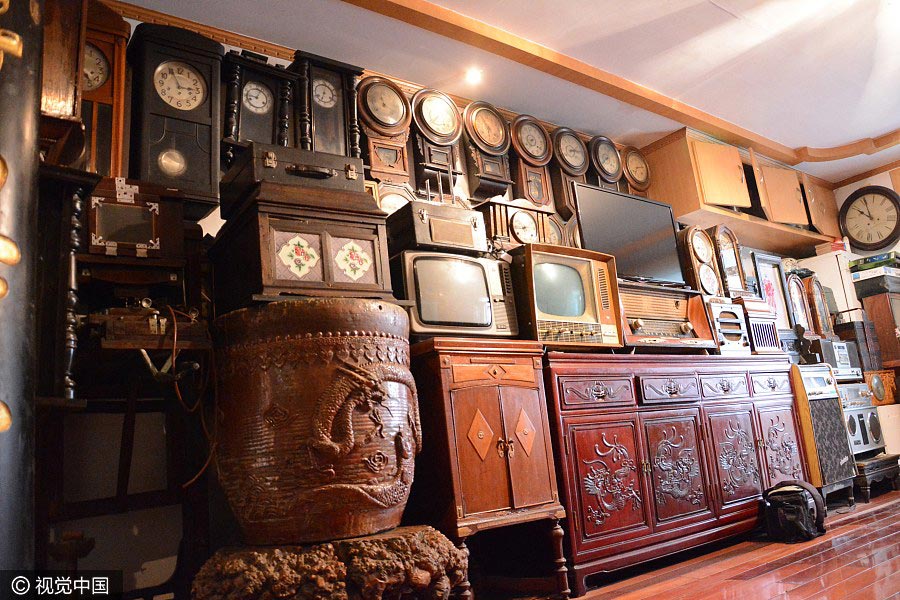 Thousands of clocks decorate old couple's home in Northeast China