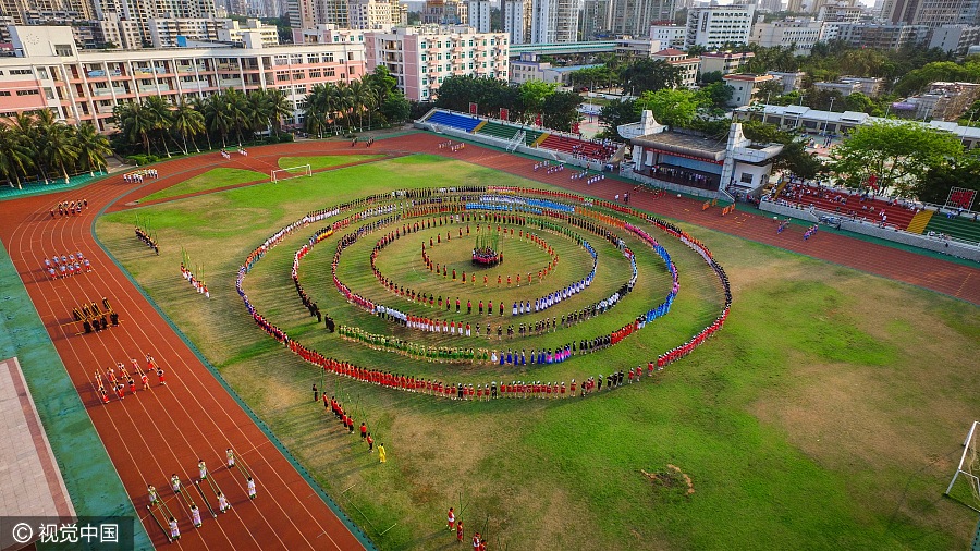 Over 1,500 teachers, students perform bamboo dance in Hainan