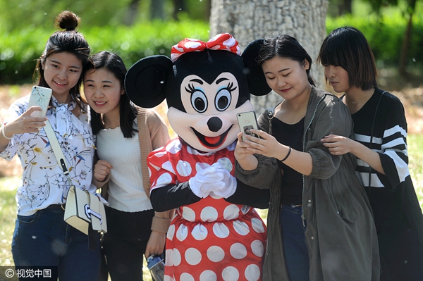 72-year-old plays Minnie Mouse to pay for medical bills