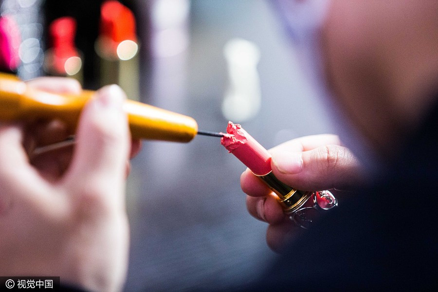 College student engraves cat lipstick for his girl