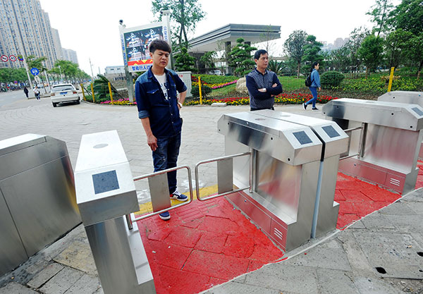 Gates cramp style of Wuhan jaywalkers