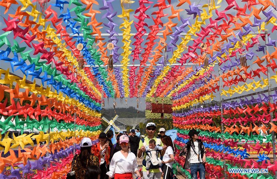 People enjoy Labor Day holiday across China