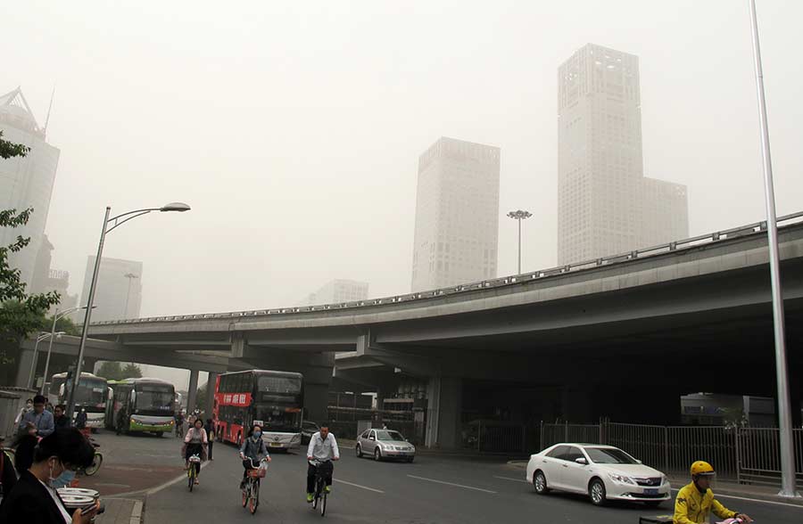 Sandstorm envelops Beijing, air pollution reaches dangerous level