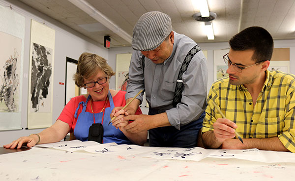 Painter teaches beauty of calligraphy