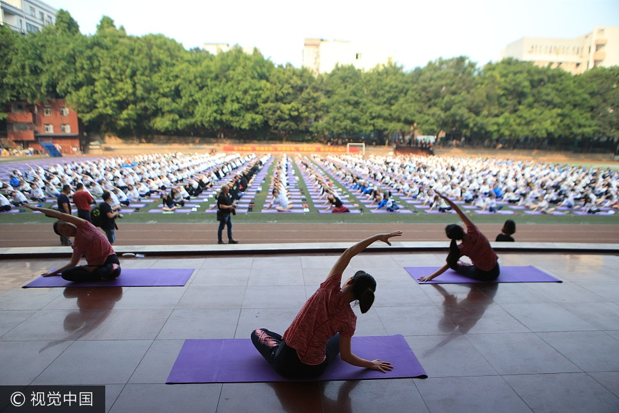 Students practice yoga to ease pressure off <EM>gaokao</EM>