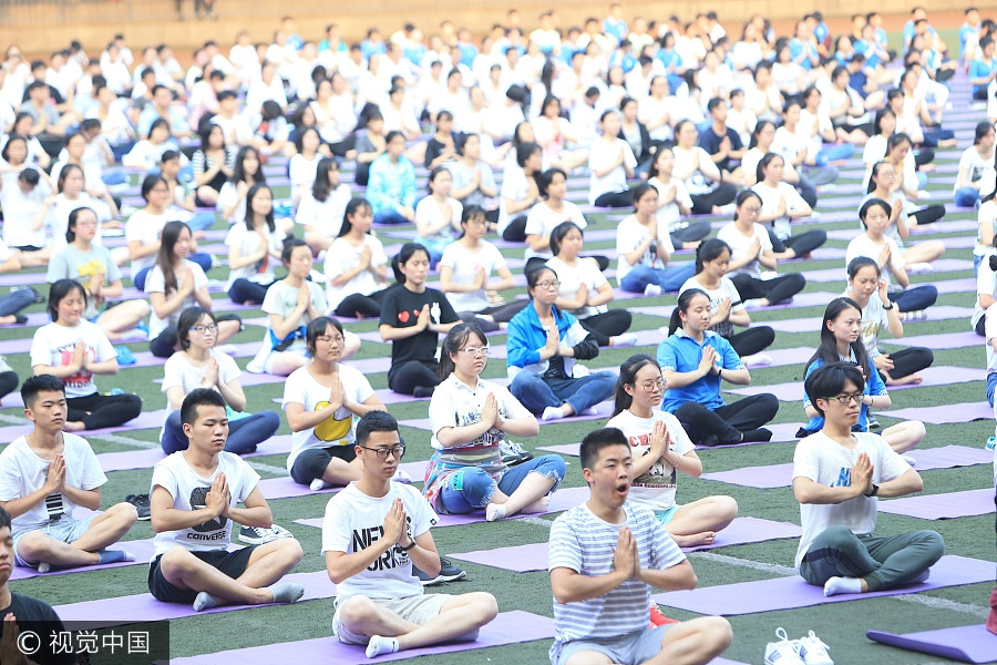 Students practice yoga to ease pressure off <EM>gaokao</EM>