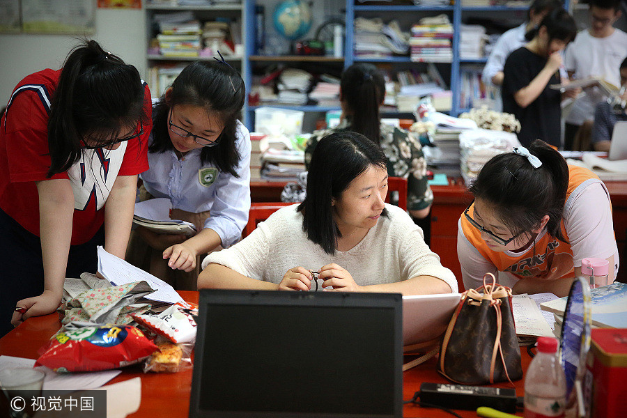 Students knuckle down ahead of <EM>gaokao</EM>