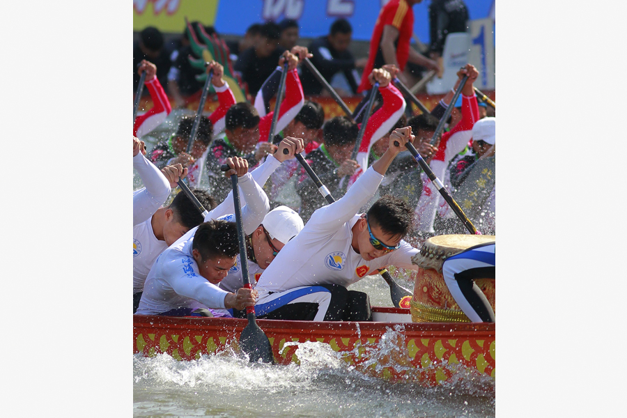 Shanghai dragon boat races draw crowds