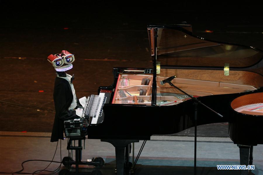 53-finger robot plays piano with Italian pianist in Tianjin