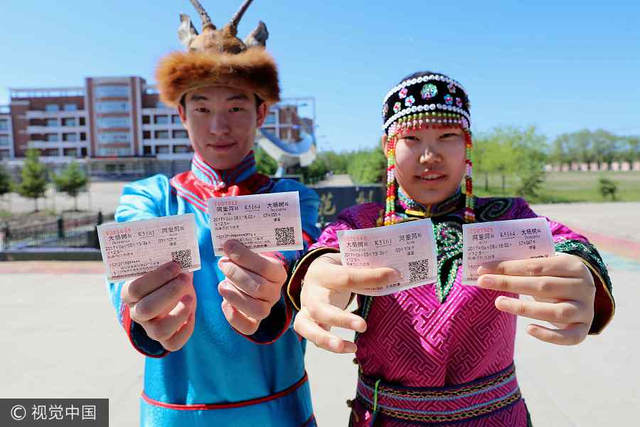 Special train takes students to <EM>gaokao</EM> exam site