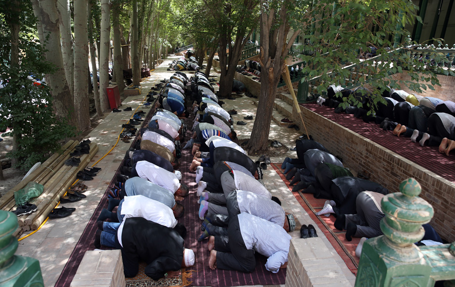 Muslims flood to Xinjiang's biggest mosque for jumah