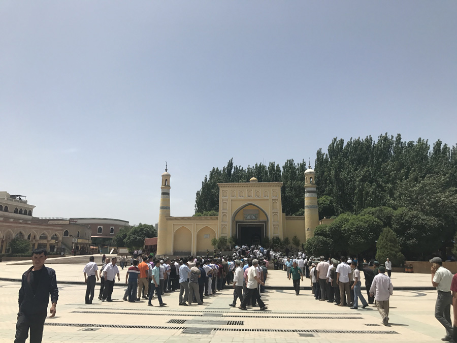 Muslims flood to Xinjiang's biggest mosque for jumah