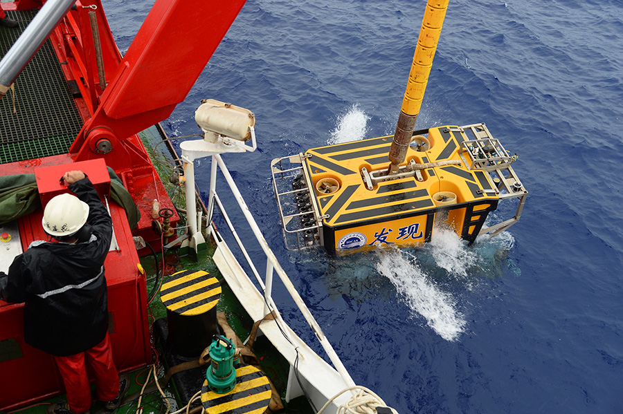 Chinese scientists probe unexplored Pacific seamount