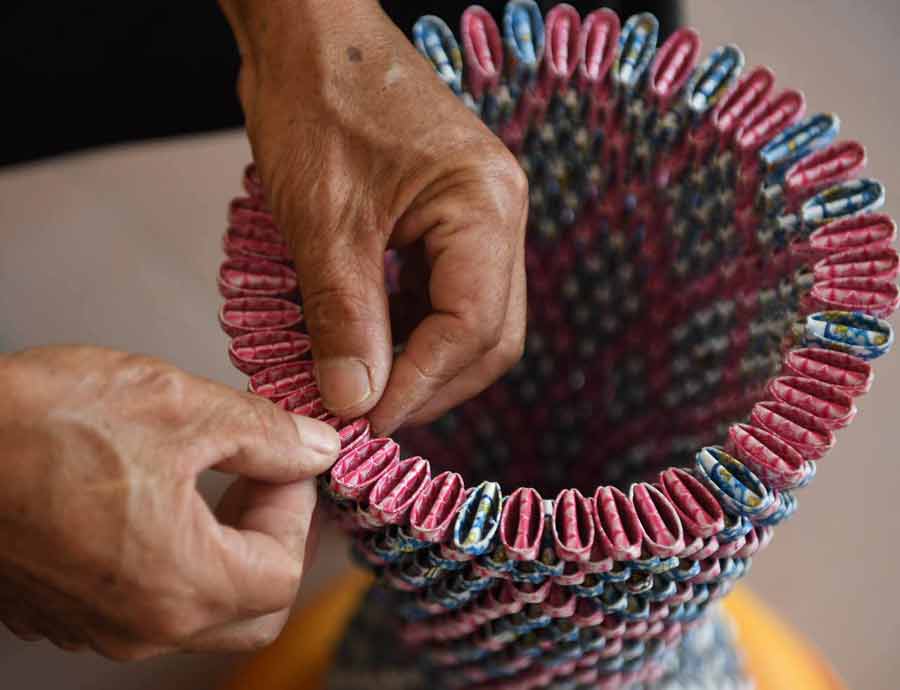 Chinese artist makes vases using playing cards