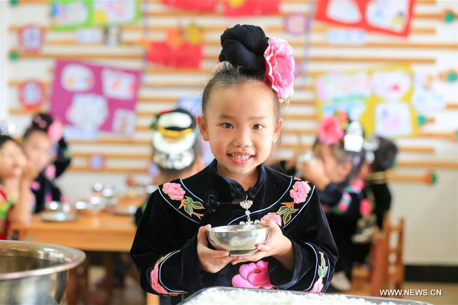 Rural children take free lunch in SW China's Guizhou