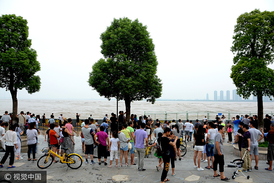 Qianjiang River sees seasonal high tide