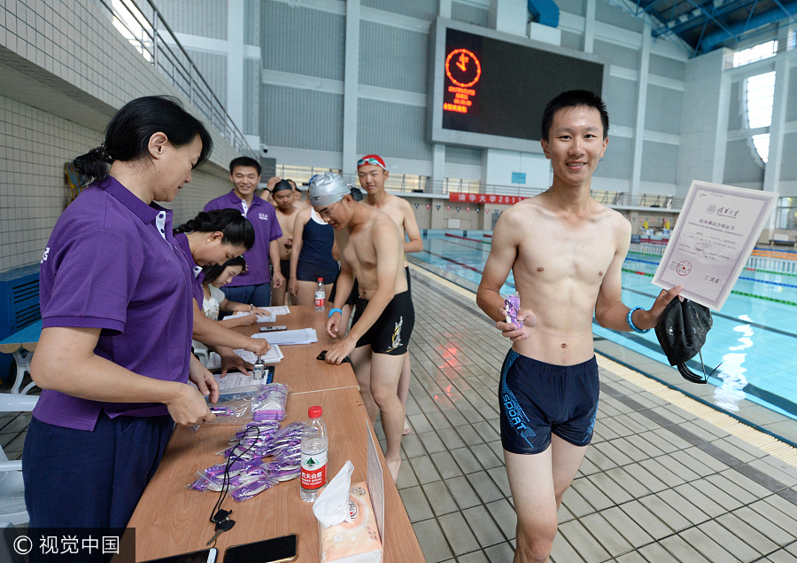 Tsinghua students take swimming test to get degree