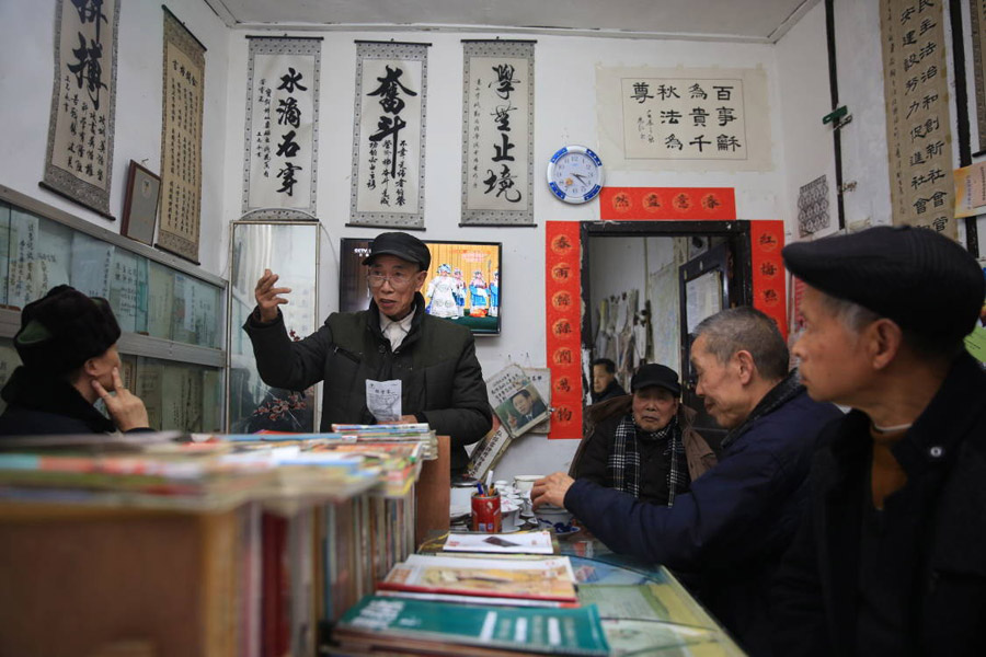 Chongqing man runs free library for 15 years