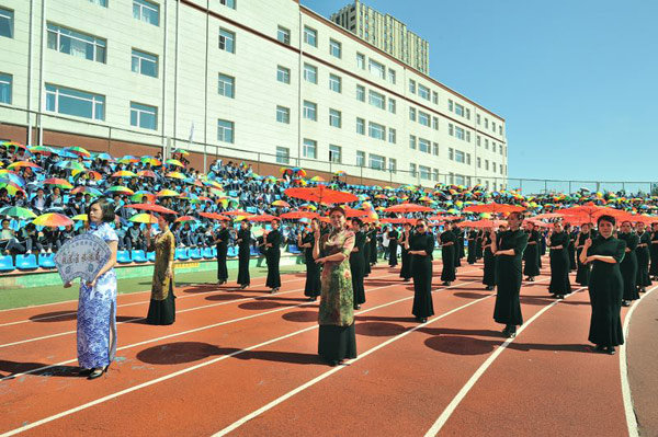 5,599 women in <EM>qipao</EM> dresses set new Guinness World Record