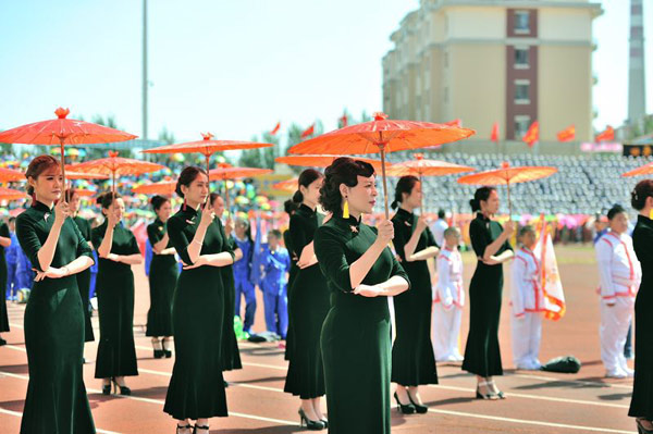 5,599 women in <EM>qipao</EM> dresses set new Guinness World Record