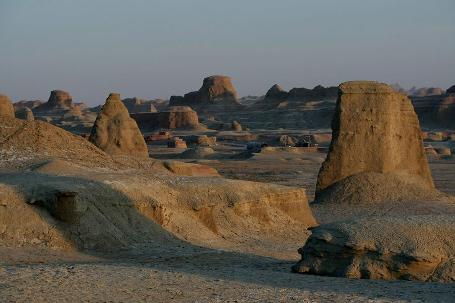 'Ghost Town' in Xinjiang desert offers wondrous landscapes