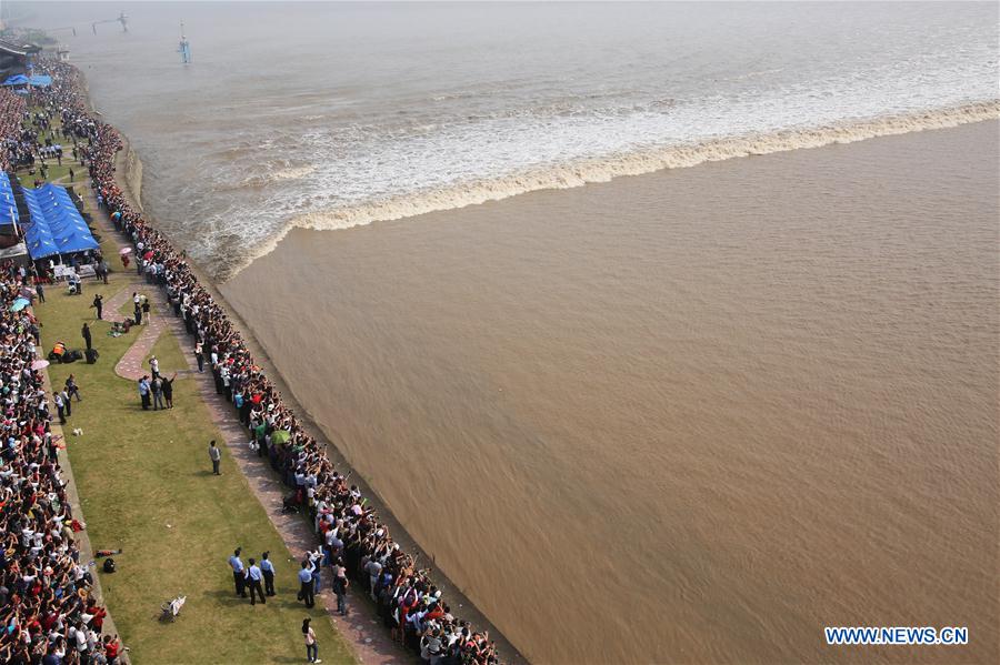 Qiantang tidal bore reaches peak