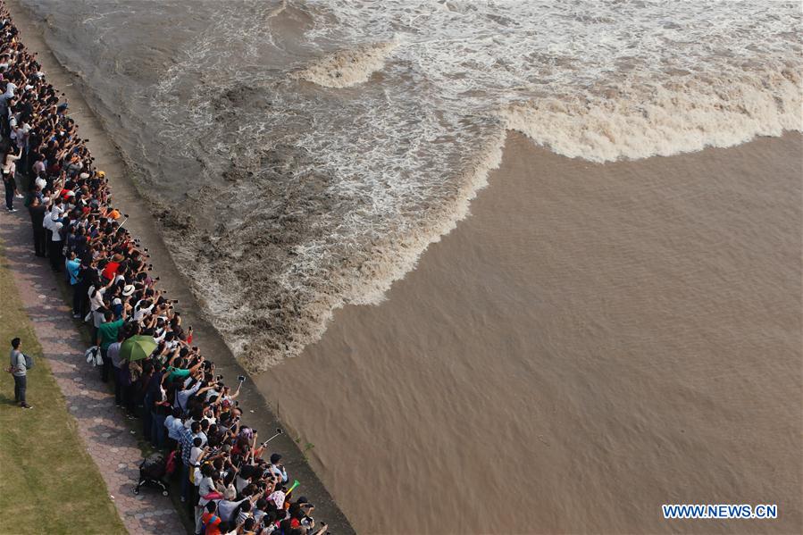 Qiantang tidal bore reaches peak