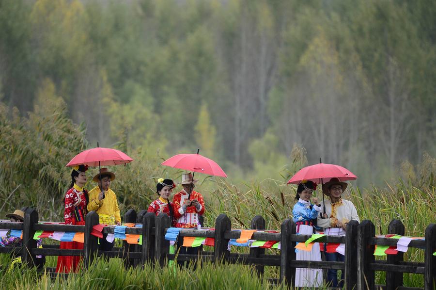 Group wedding ceremony held by Lugu Lake in SW China's Sichuan