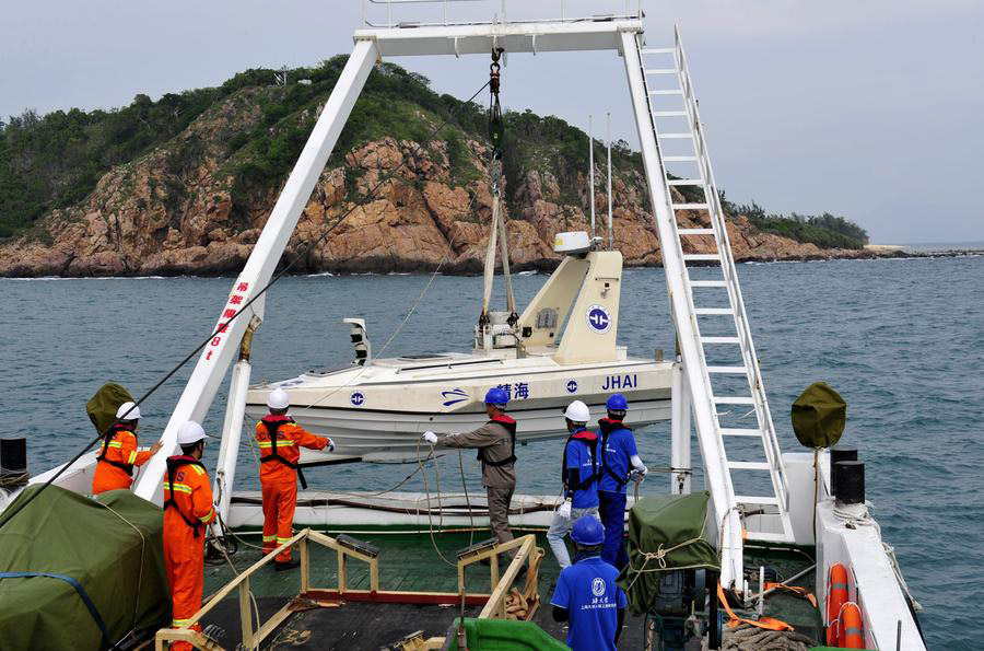 Unmanned boats conduct geological survey in Hainan