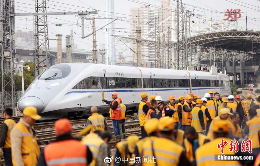 Farewell, wooden railway ties in Zhengzhou Railway Station