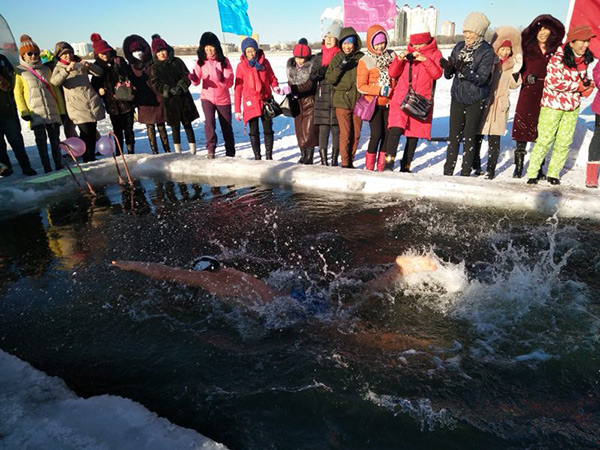 Swimming enthusiasts start winter swimming season