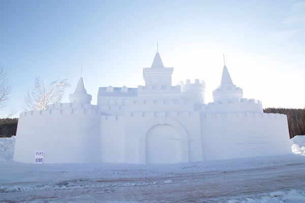 Snow sculpture park opens in Heilongjiang