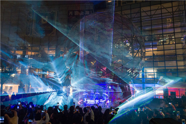 Hi-tech Christmas tree lights up Shanghai Xintiandi