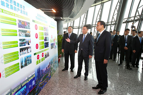 Premier Li climbs to top of Macao Tower