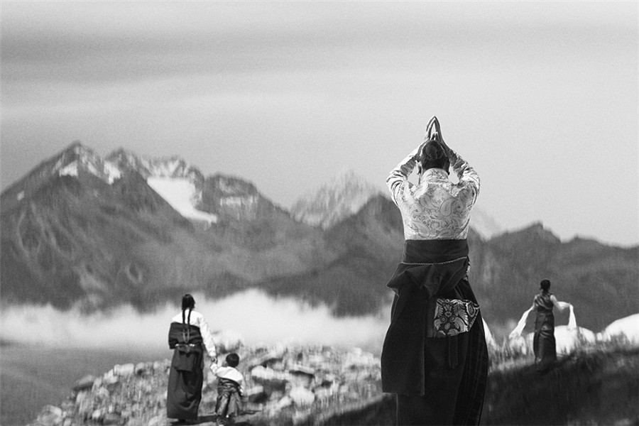 Stunning images of devout Tibetan Buddhist pilgrims