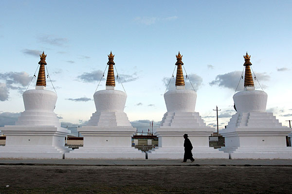 Tourists flying high on 'the roof of the world'