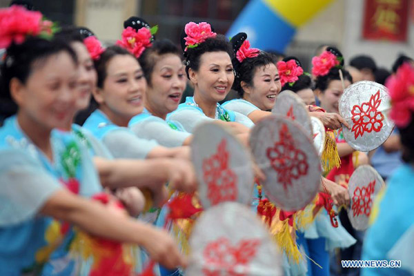 Folk artists perform for citizens in Taiyuan