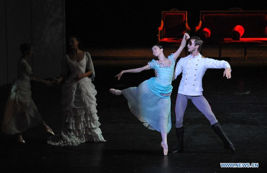 Russian ballet dancers perform Anna Karenina in Tianjin