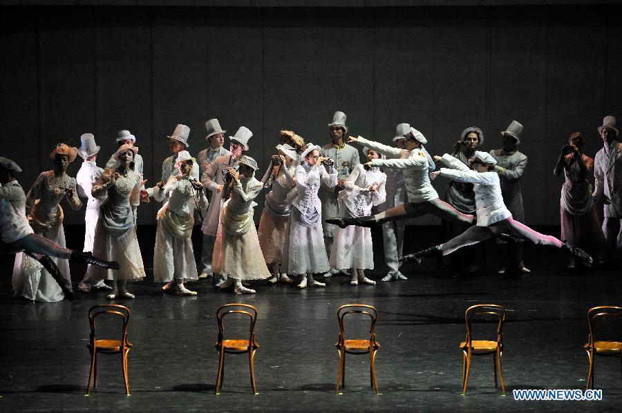 Russian ballet dancers perform Anna Karenina in Tianjin