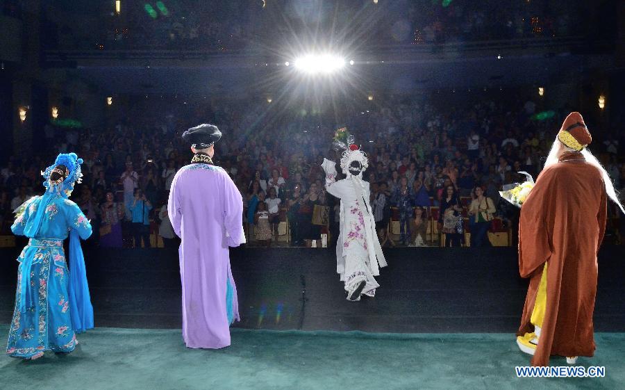 Beijing Opera troupe perform in Brazil