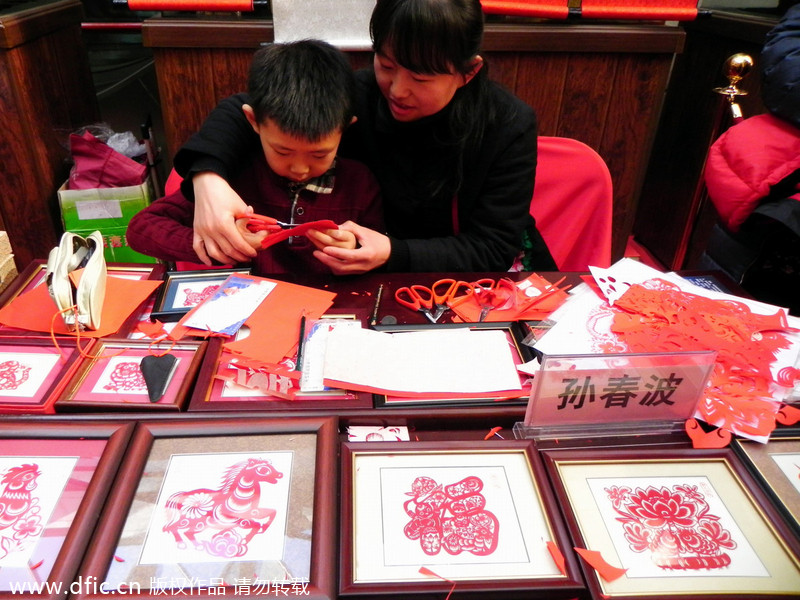 Folk artists display skills at temple fair