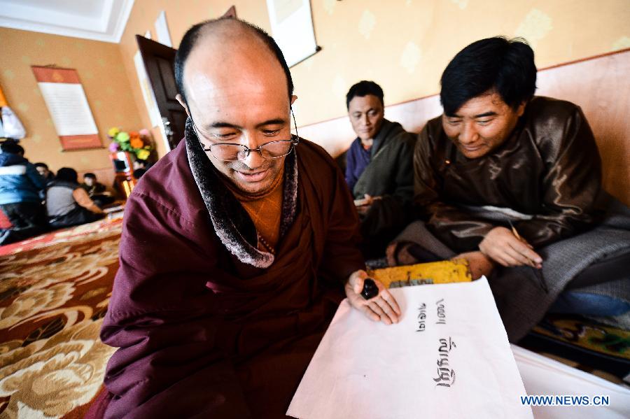 Inheritor of De'ang Sazhi Tibetan Calligraphy