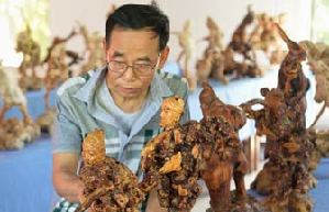 Root carving with Mao's poem sells at 12 million yuan