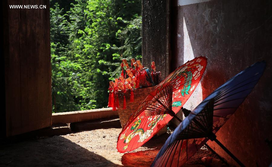 Oil paper umbrellas made in Sichuan