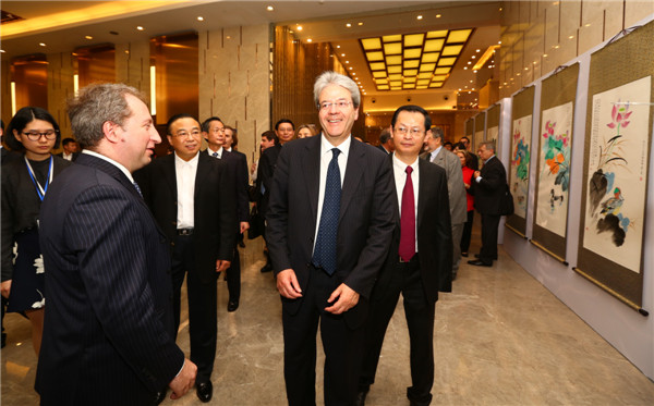 Huang Yue's flower and bird oil paintings exhibited in Chongqing