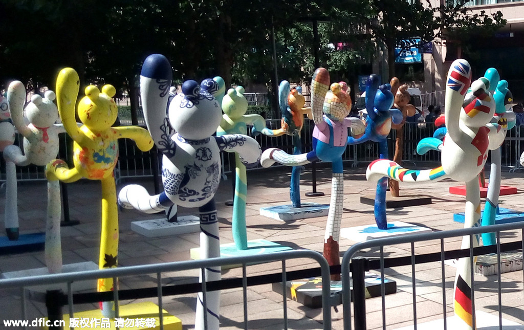 Dancing cat statues adorn Beijing street