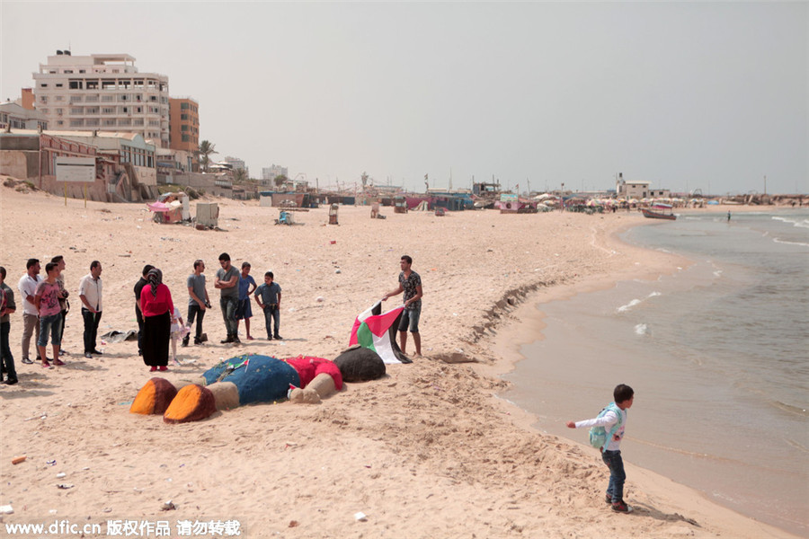 Artist creates sand sculpture depicting drowned Syrian boy