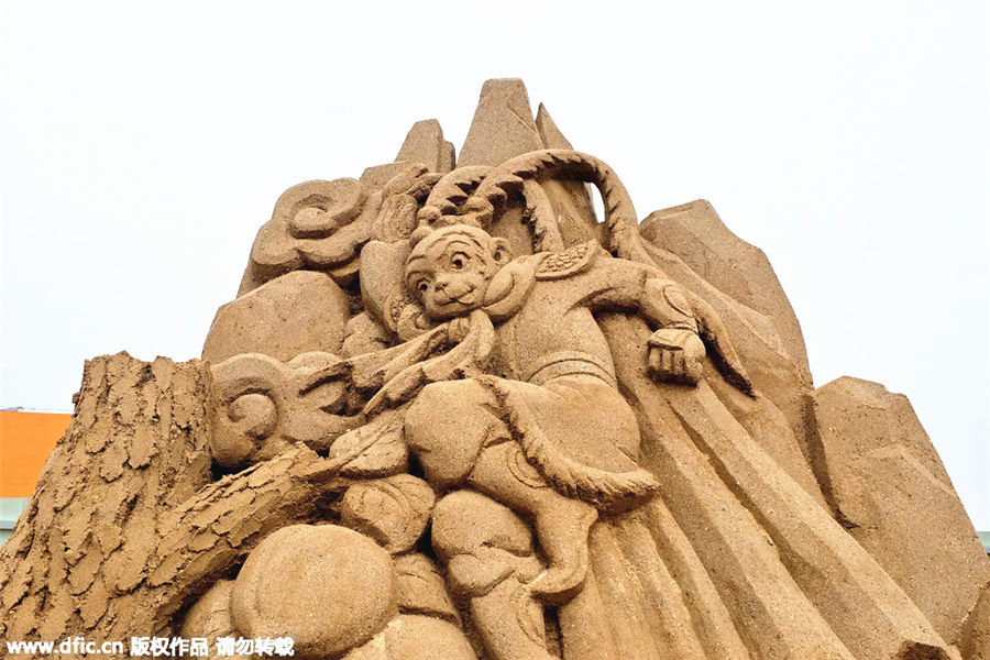 Vivid sand sculptures attract visitors in Hunan