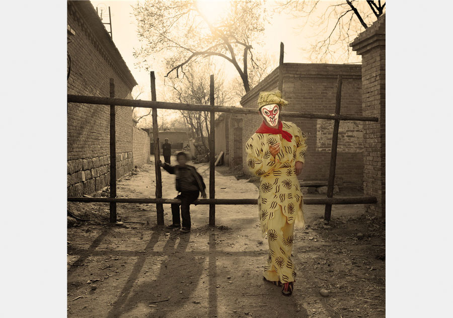 Photographer captures folk opera performers in the countryside