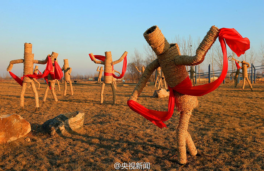 Straw art festival held in Northeast China